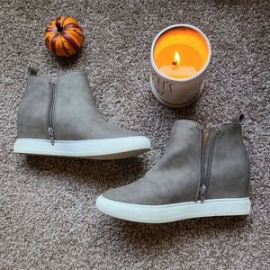 IN GREAT CONDITION Report Gray Booties